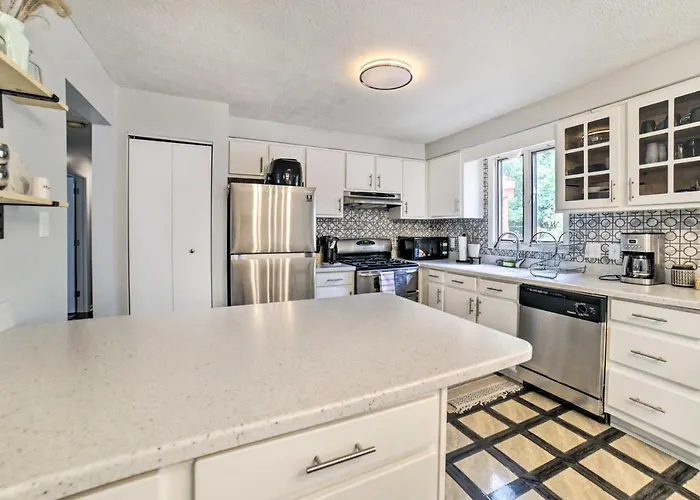 Holiday home Retreat W/ Deck ~ 4 Mi To Dtwn!