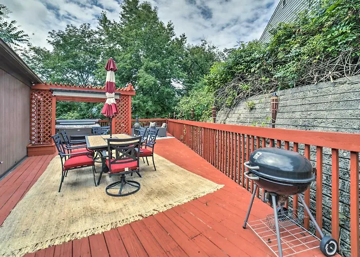 Retreat W/ Deck ~ 4 Mi To Dtwn! Сasa de vacaciones Pittsburgh