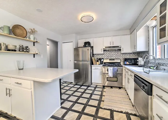 Holiday home Retreat W/ Deck ~ 4 Mi To Dtwn! Pittsburgh