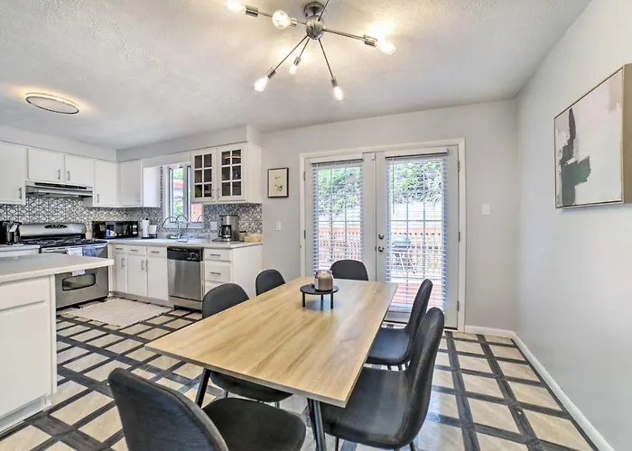 Retreat W/ Deck ~ 4 Mi To Dtwn! Holiday home Pittsburgh