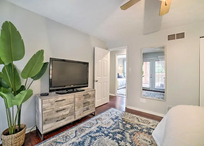 Retreat W/ Deck ~ 4 Mi To Dtwn! Pittsburgh