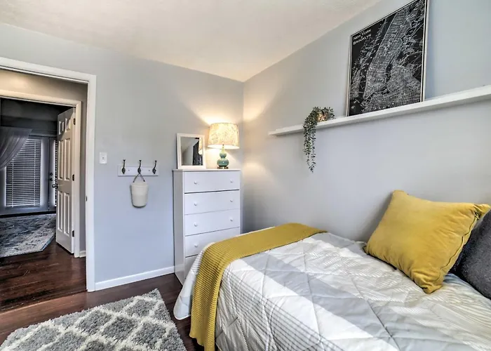 Retreat W/ Deck ~ 4 Mi To Dtwn! Holiday home