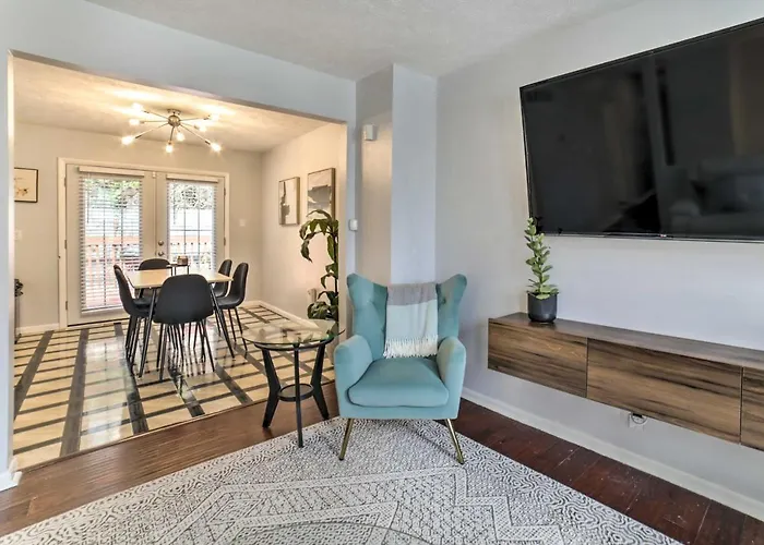 Retreat W/ Deck ~ 4 Mi To Dtwn! Holiday home *