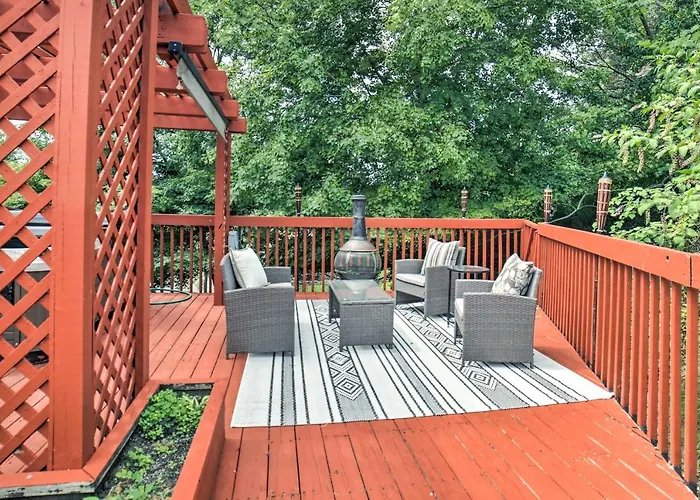 Holiday home Retreat W/ Deck ~ 4 Mi To Dtwn! *